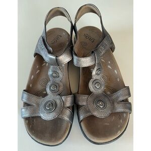 Taos Treasure 2 Sandals Pewter Metallic Leather Comfort Sandals 39/8